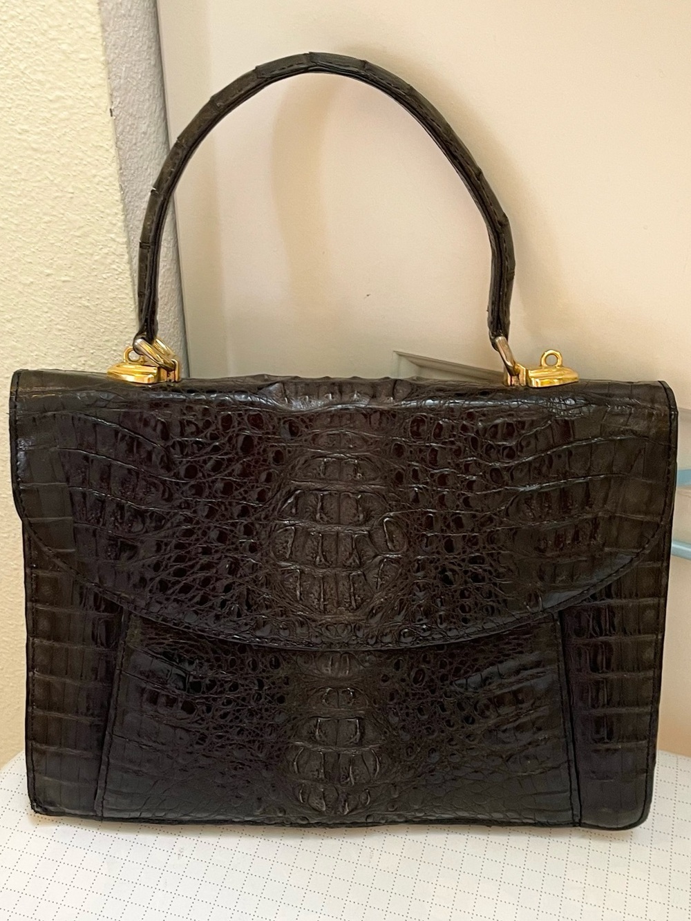 Vintage mid-century genuine alligator Kelly style top handle bag